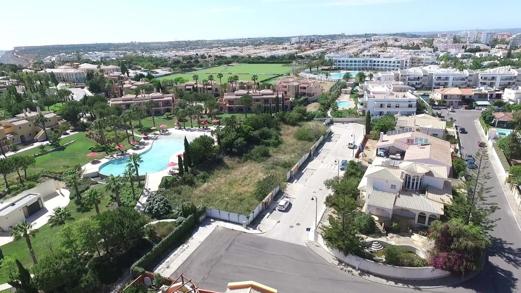 Lagos, Algarve, is een betoverende kuststad gelegen in het zuidelijke deel van Portugal. Bekend om zijn prachtige stranden, historische charme en levendige jachthaven, biedt Lagos een onweerstaanbare aantrekkingskracht voor huizenkopers die op zoek zijn naar een kusttoevluchtsoord. De combinatie van traditionele Portugese architectuur, bruisende eetgelegenheden en rijke culturele erfgoed maakt van Lagos een verleidelijke bestemming voor degenen die op zoek zijn naar een heerlijke Algarviaanse levensstijl.