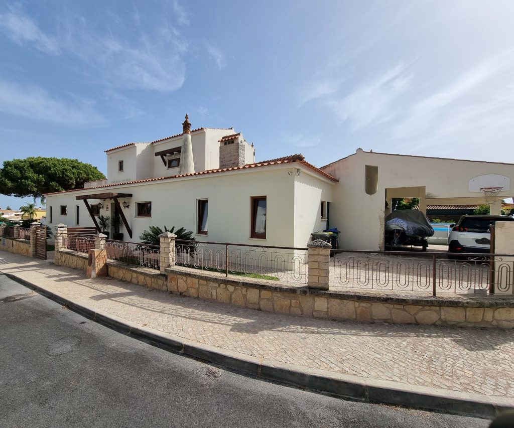 Faro is een prachtige stad in het zuidelijkste deel van Portugal. Het staat bekend om prachtige stranden, kleurrijke architectuur, heerlijk eten en avontuurlijke plekjes. Hoewel relatief klein, biedt Faro tal van locaties om te zien en is het zeker een bezoek waard. Midden in de hoofdstad van de Algarve vind je leuke restaurants, winkels en vriendelijke lokale mensen die je graag de weg wijzen.